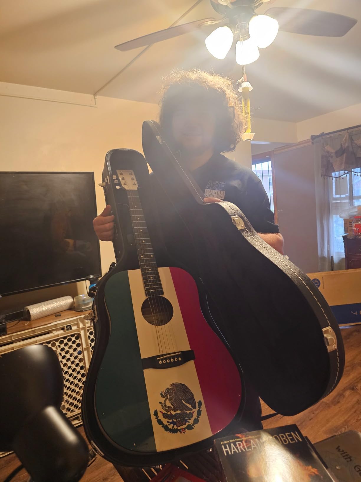 Gearlux Dreadnought Acoustic Guitar Hardshell Case with Accessory Compartment - Black customer photo 1