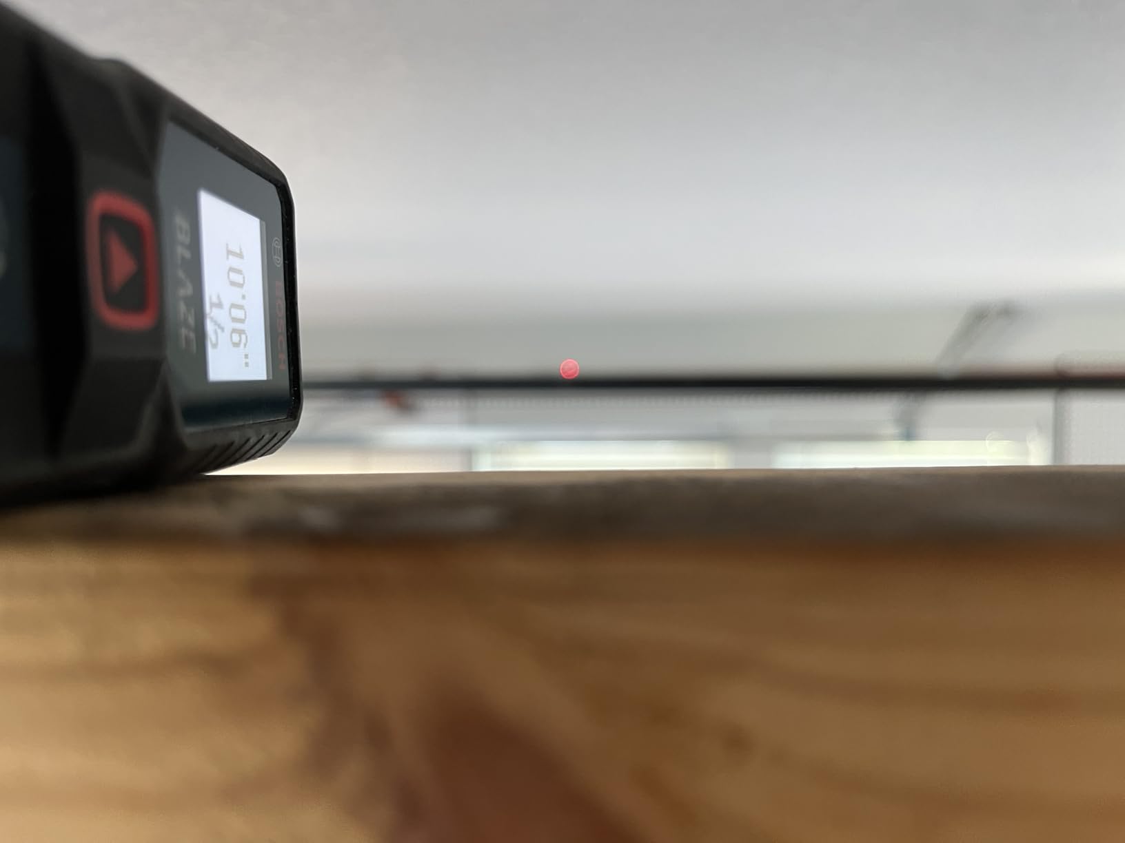 BOSCH GLM100-23 100 Ft Blaze Laser Distance Measure, with 2 AA Batteries | digital tape measure with laser, with backlit display, 1/16 in accuracy, 100 ft measuring range customer photo 1