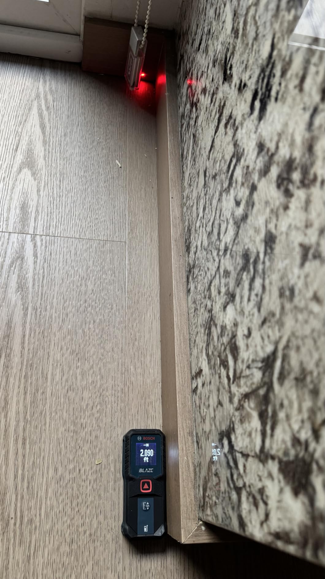 BOSCH GLM100-23 100 Ft Blaze Laser Distance Measure, with 2 AA Batteries | digital tape measure with laser, with backlit display, 1/16 in accuracy, 100 ft measuring range customer photo 2