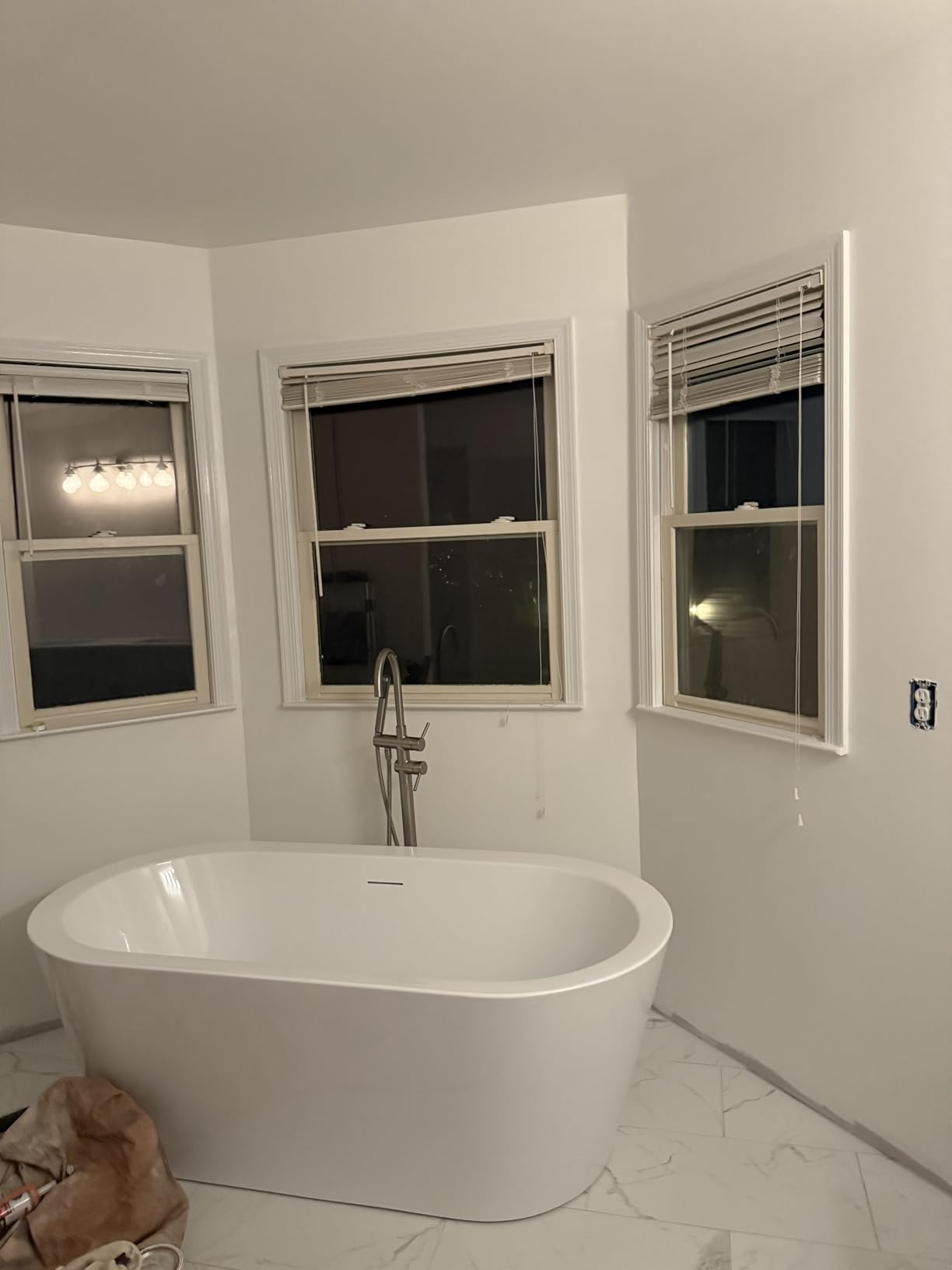 61 in. x 31 in. Classic Oval Acrylic Free Standing Tub, Heavy Duty Deep Soaking Tub, Bathroom Stand Alone Tub, Freestanding Bathtub SY1255 (Glossy White) customer photo 1