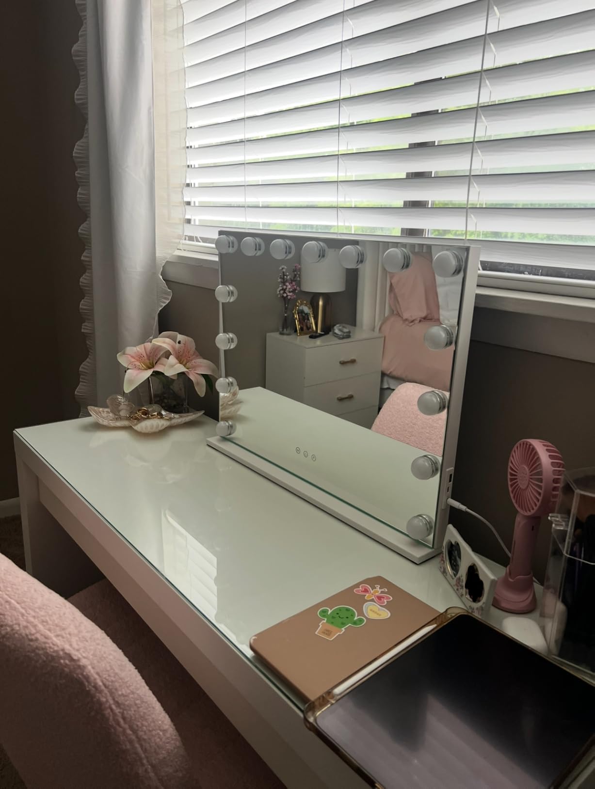 Ratsamee Hollywood Vanity Mirror with Lights, 18 Dimmable Bulbs, 3 Color Lights,Make Up Lighted Mirror, Aluminum Metal Frame, USB Charging Port（32