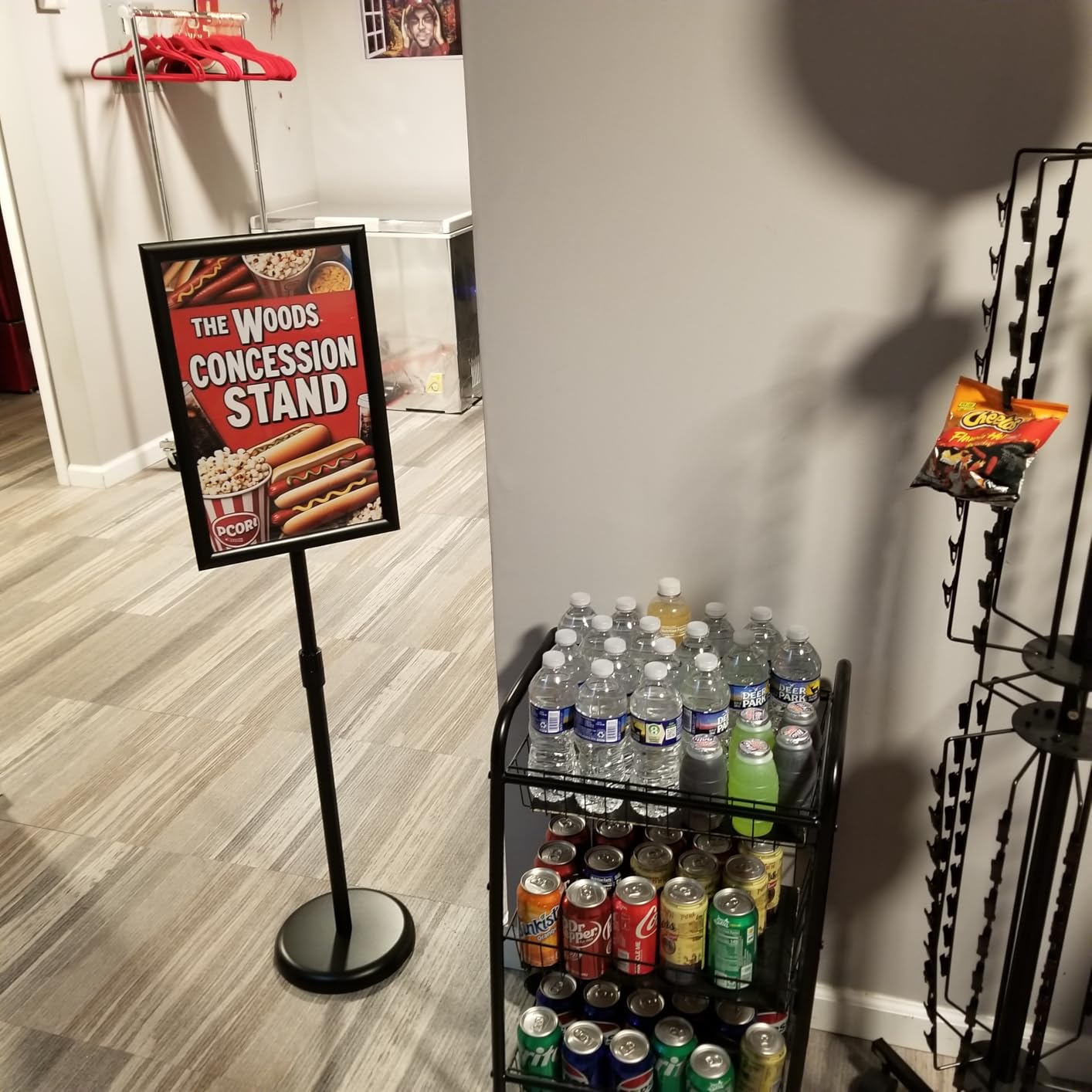 VEVOR Pedestal Sign Holder, 8.5 x 11 Inch Vertical and Horizontal Adjustable Poster Stand, Heavy-Duty Floor Standing Sign Holder with Round Base for Display, Advertisement, and Outdoor, Black customer photo 2