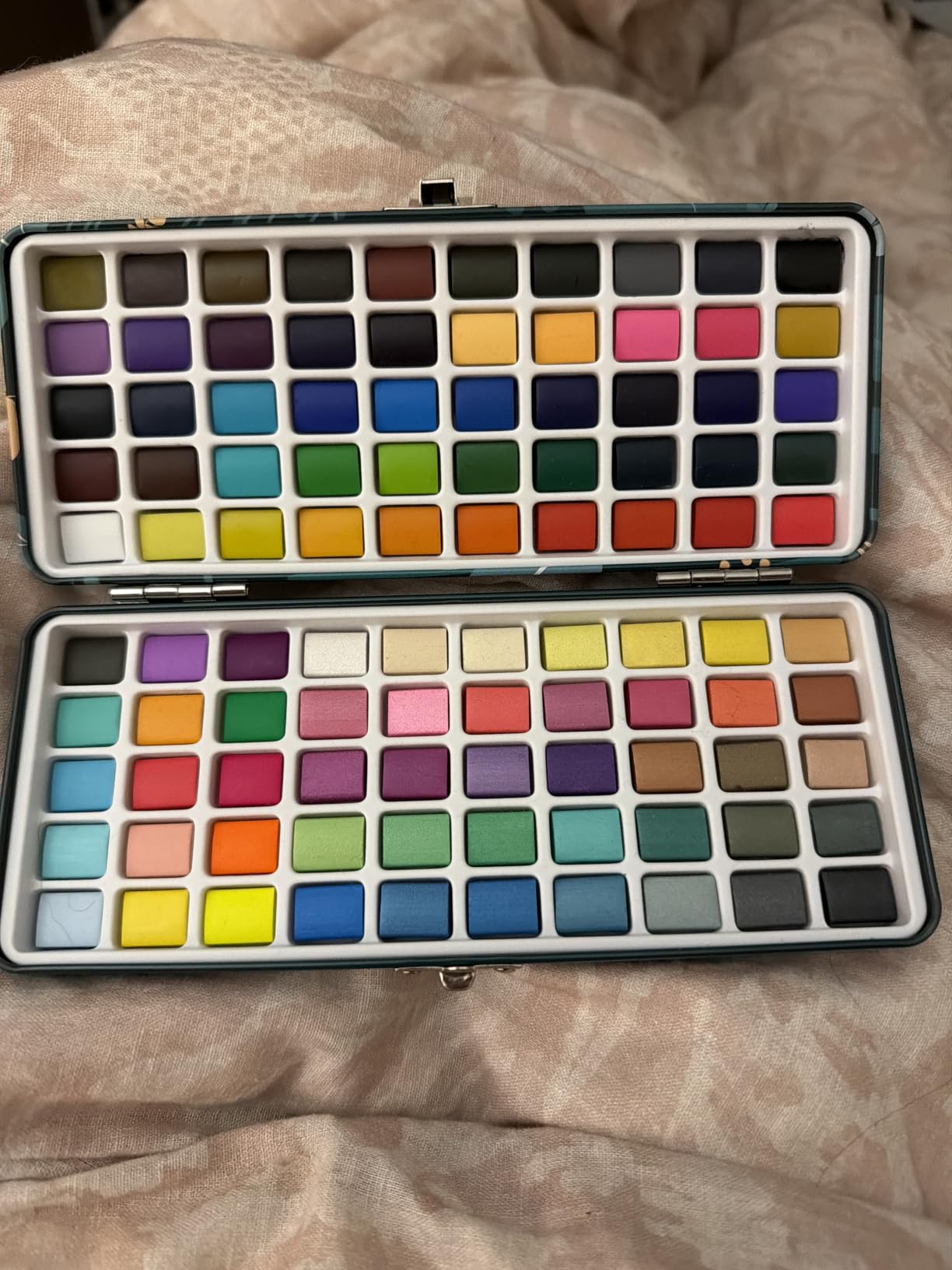 Artecho 128-Color Watercolor Paint Set with Metallics, Portable Tin Case customer photo 1
