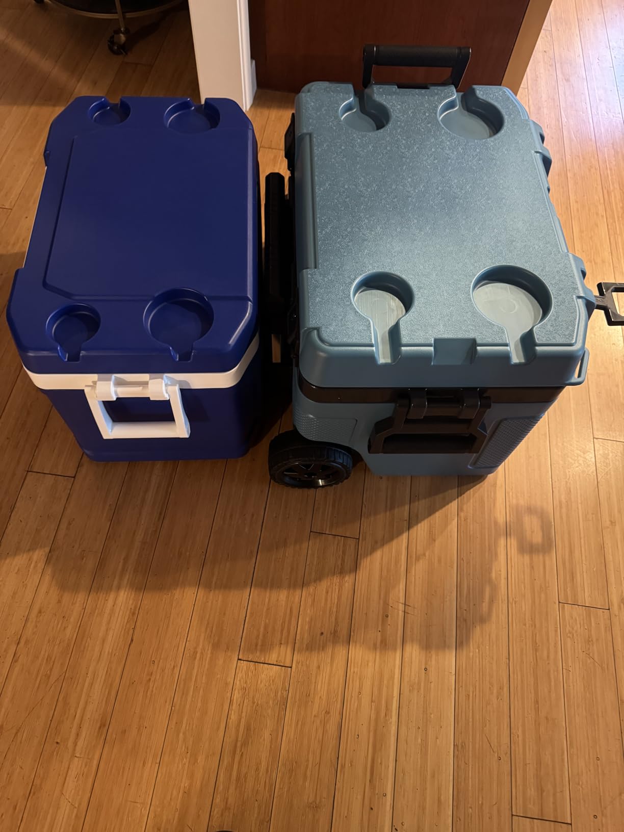 Igloo Trailmate 52 Qt Roller Cooler, Carbonite | Insulated Ice Chest, Holds 80 Cans, 1.5-Inch Foam Walls and Lid, Telescoping Handle and Wheels, Sure-Lock Latches customer photo 2