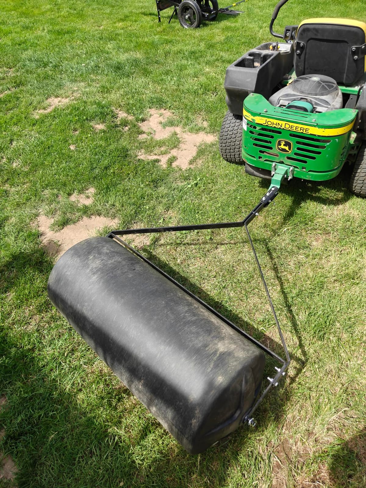VEVOR Tow Behind Lawn Roller, 400lbs Sand/Water Filled Yard Roller, LLDPE Drum and Steel Frame Sod Roller with Easy-Turn Plug, Tow Behind a Tractor or ATV for Lawn, Garden, Farm, Park, Black customer photo 1