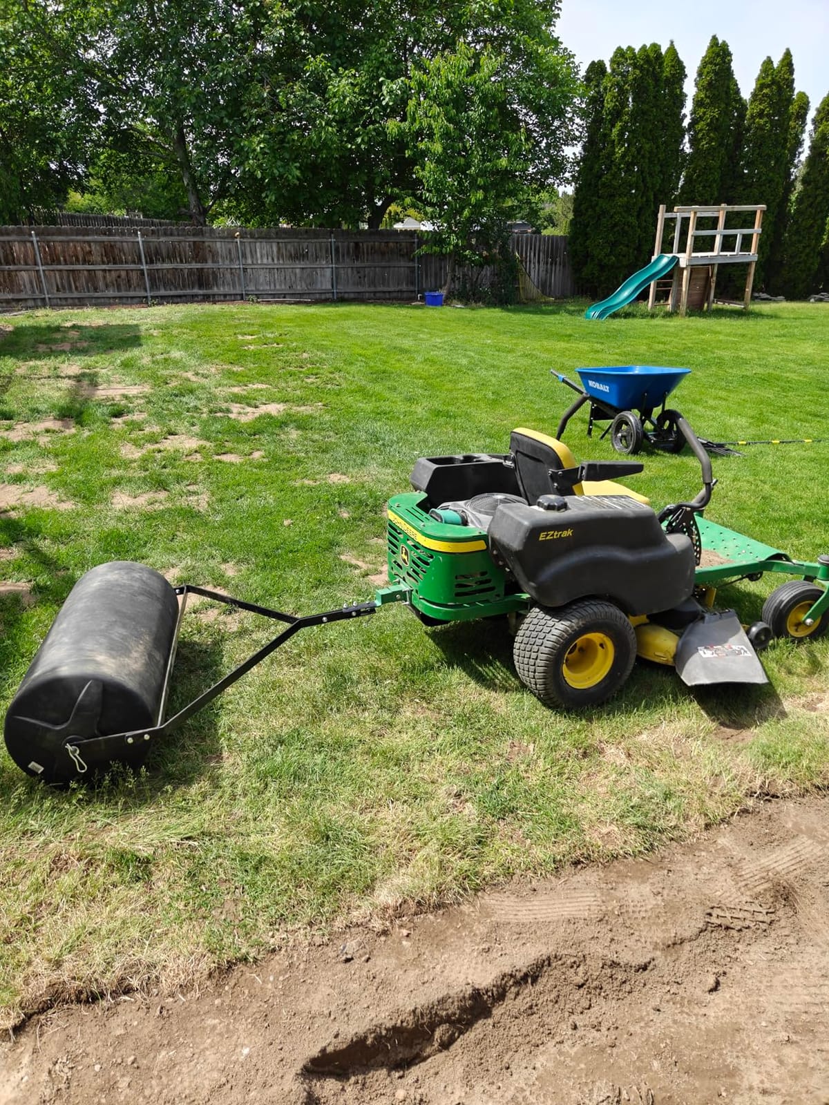 VEVOR Tow Behind Lawn Roller, 400lbs Sand/Water Filled Yard Roller, LLDPE Drum and Steel Frame Sod Roller with Easy-Turn Plug, Tow Behind a Tractor or ATV for Lawn, Garden, Farm, Park, Black customer photo 2