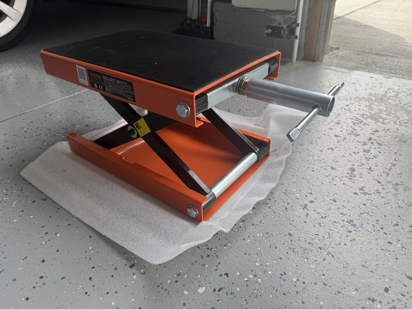 VEVOR Hydraulic Motorcycle Lift Table, 350 lbs Capacity Motorcycle Scissor Jack Lift with Wide Deck, J-Hooks, 4 Wheels, Hydraulic Foot-Operated Jack Stand for ATV Dirt Bikes customer photo 1