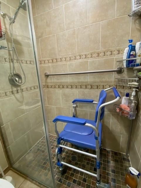 Bedside Commode Wheelchair with Drop Arms & Lockable Casters, Waterproof Aluminum Shower Chair, Anti-Tilt Foldable Footrest, Sponge Padded Seat, 330lbs Weight Capacity, 3 in 1 Bedside Commode Chair customer photo 1