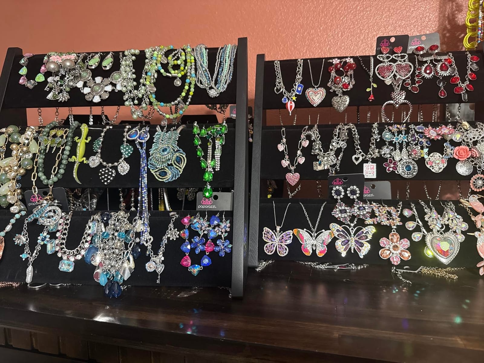 Earring Display for Selling, Portable Wood Jewelry Display Case, Large Capacity Jewelry Display for Selling, Earring Card Holder Organizer with Lock for Earrings, Bracelets, Necklaces customer photo 1