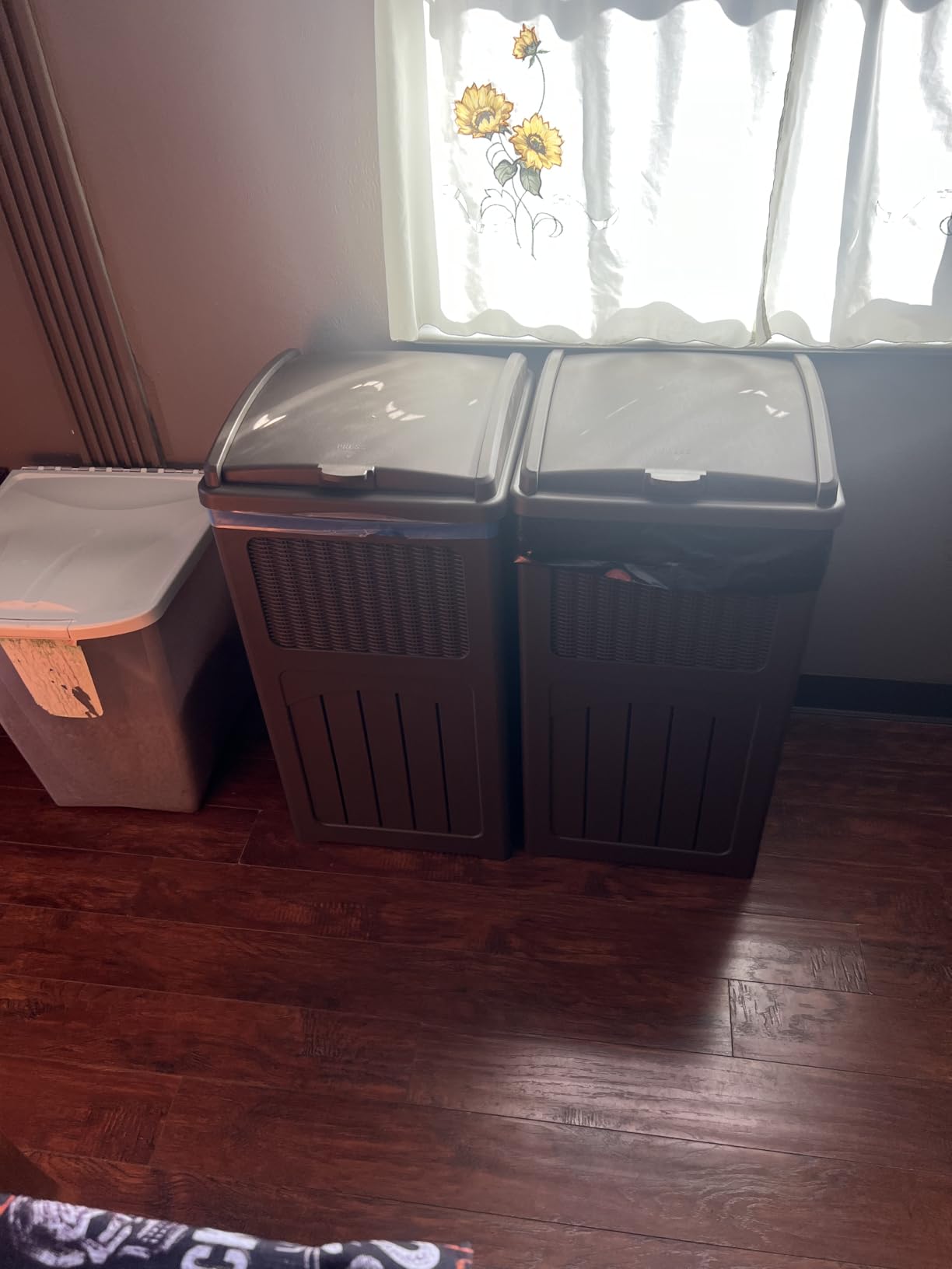 Flamaker 30 Gallon Trash Can, Resin Outdoor Garbage Can with Lid, Waterproof Hideaway Patio Waste Bins for Outside Use customer photo 1
