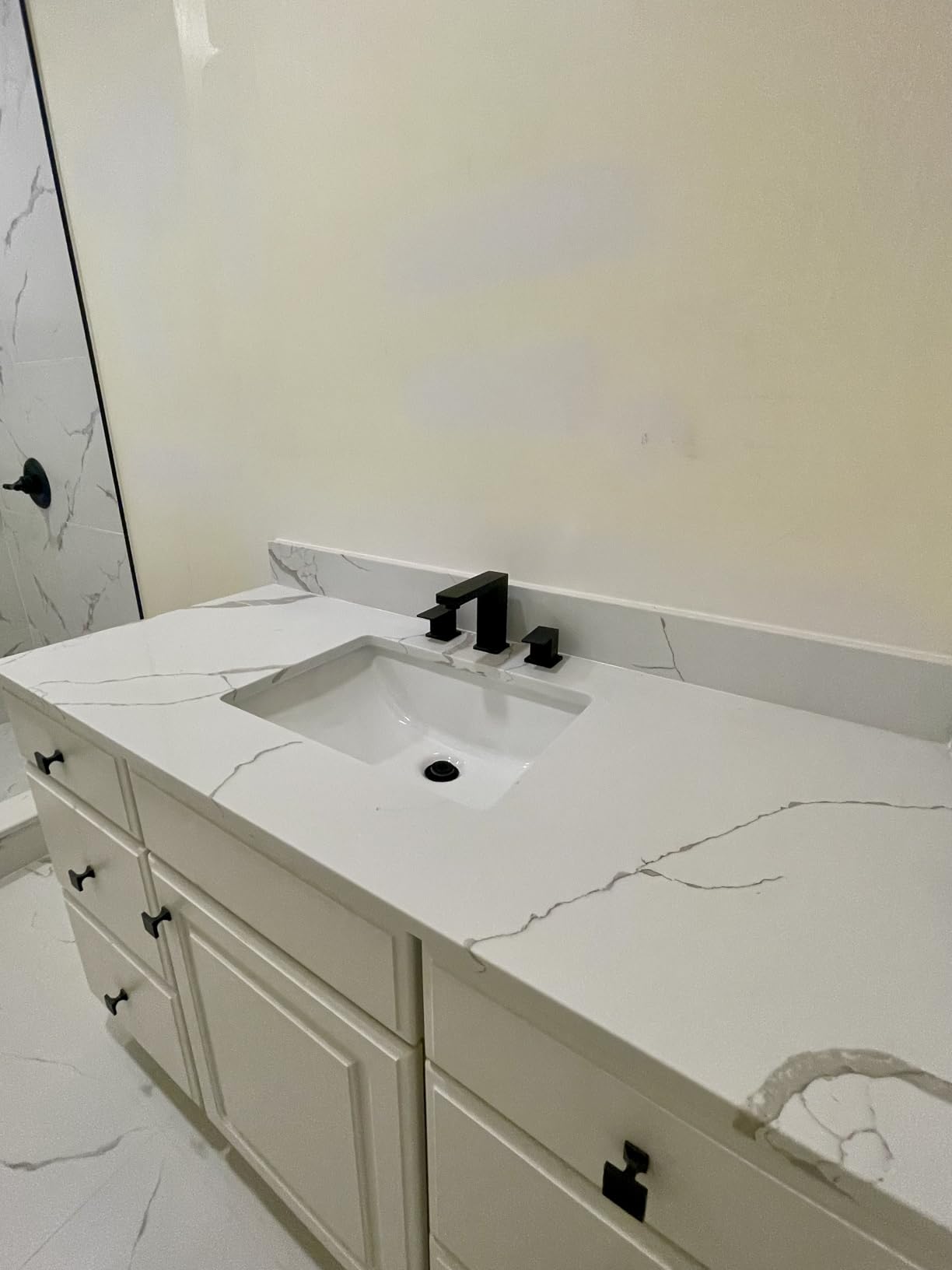 30 in.W x 22 in.D Quartz Calacatta River Vanity Top,with Undermount Middle Sink Vanity Top,with One Sidesplash & One Backsplash,Single Faucet Hole Spread Bathroom Vanity Sink Countertop customer photo 1