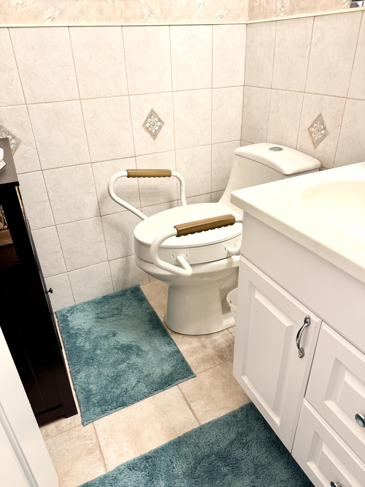 Lunderg Solva Raised Toilet Seat with Handles - Elongated - Adds 3 Inches customer photo 2