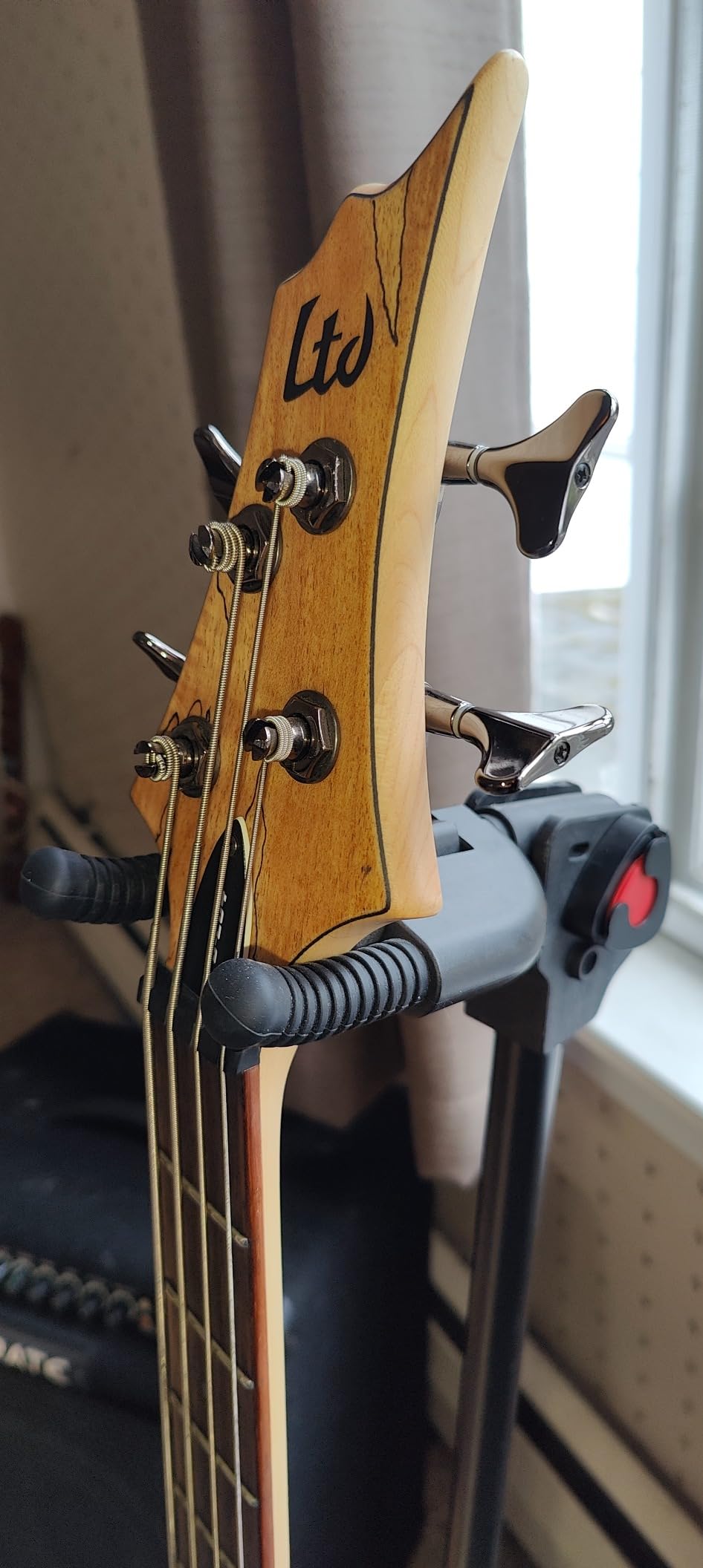 GUITTO Triple Guitar Stand - Heavy Duty 3 Guitar Stand for Acoustic/Electric/Bass/Banjos, Auto-Lock Folding Design, Non-Slip Base & Anti-Rust - Portable for Stage/Travel/Studio GGS-06T customer photo 2