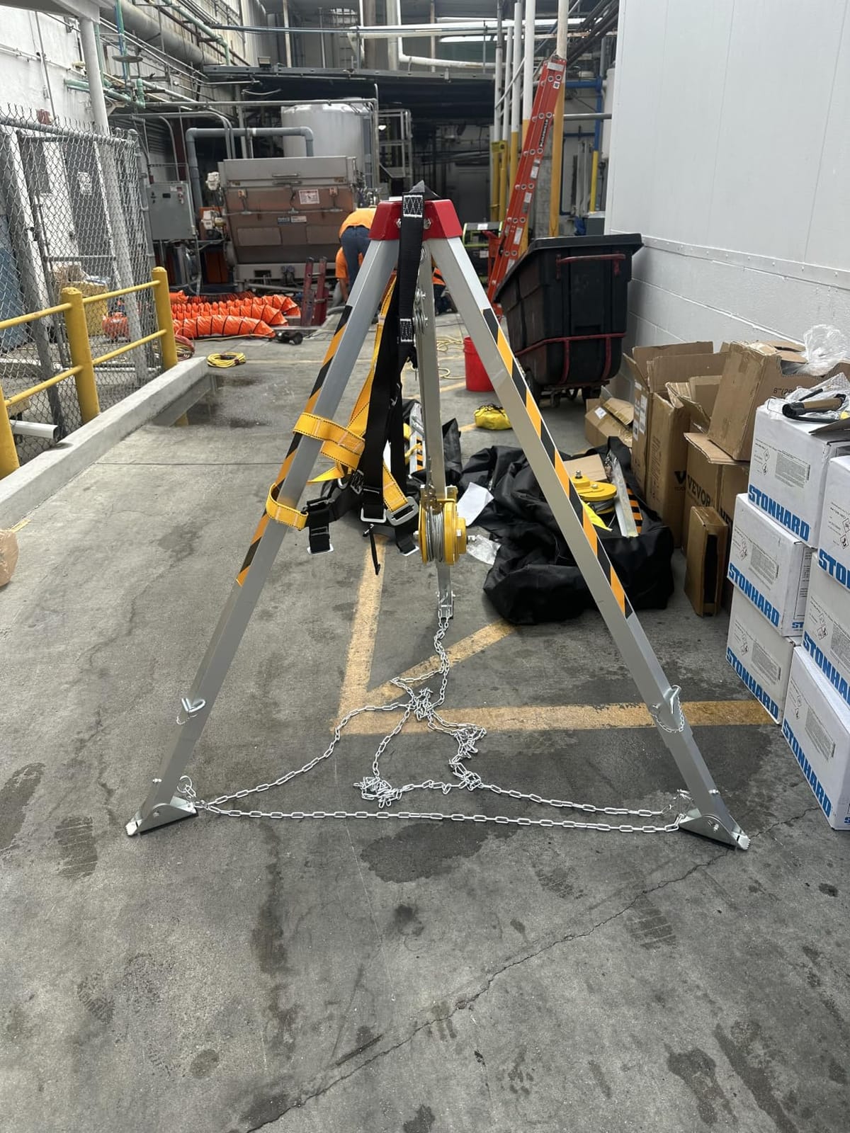 VEVOR Confined Space Tripod Kit w/1200 lbs Winch, Confined Space Tripod 7' Legs and 98' Cable, Confined Space Rescue Tripod 33 Fall Protection, Harness, Storage Bag for Traditional Confined Spaces customer photo 2