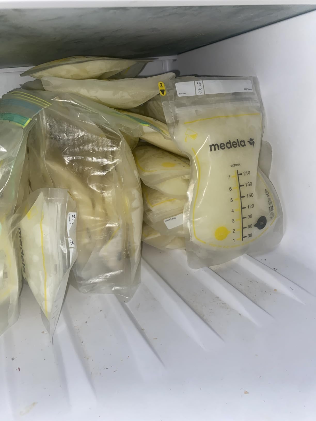 Medela Easy Pour Breast Milk Storage Bags, 100 Count, 7 oz/210 ml customer photo 1