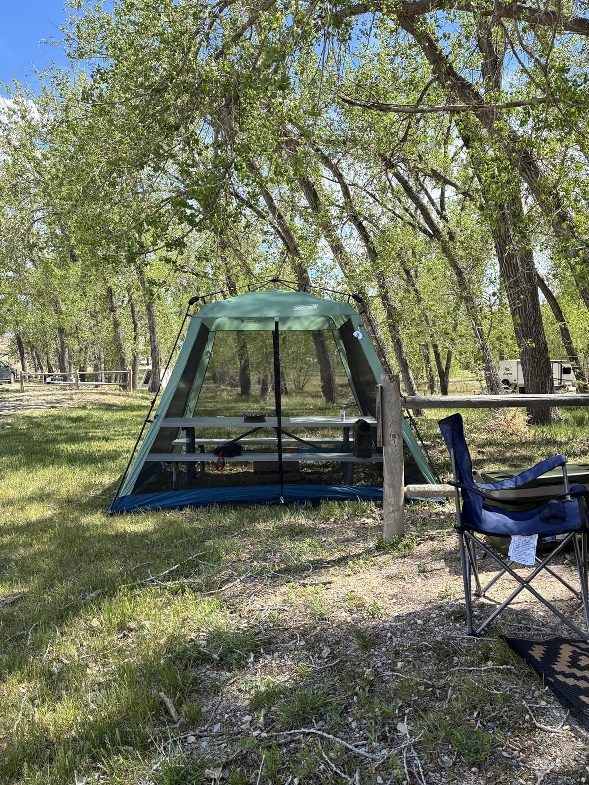 Coleman Skylodge Portable Screenhouse with 1-Minute Setup, Screened Gazebo for Bug-Free Lounging, Outdoor Sun Shade for Picnic, Events, Parties, Camping, & More customer photo 1