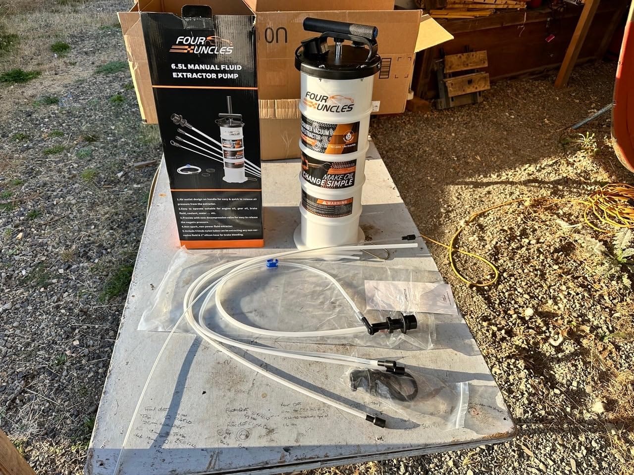 FOUR UNCLES 6.5L Manual Oil Extractor Pump for Engine Oil Changes | 6.5L Capacity, Manual Vacuum Operation, Clean Oil Changes, 3 Suction Tubes, Brake Bleeding Hose customer photo 1