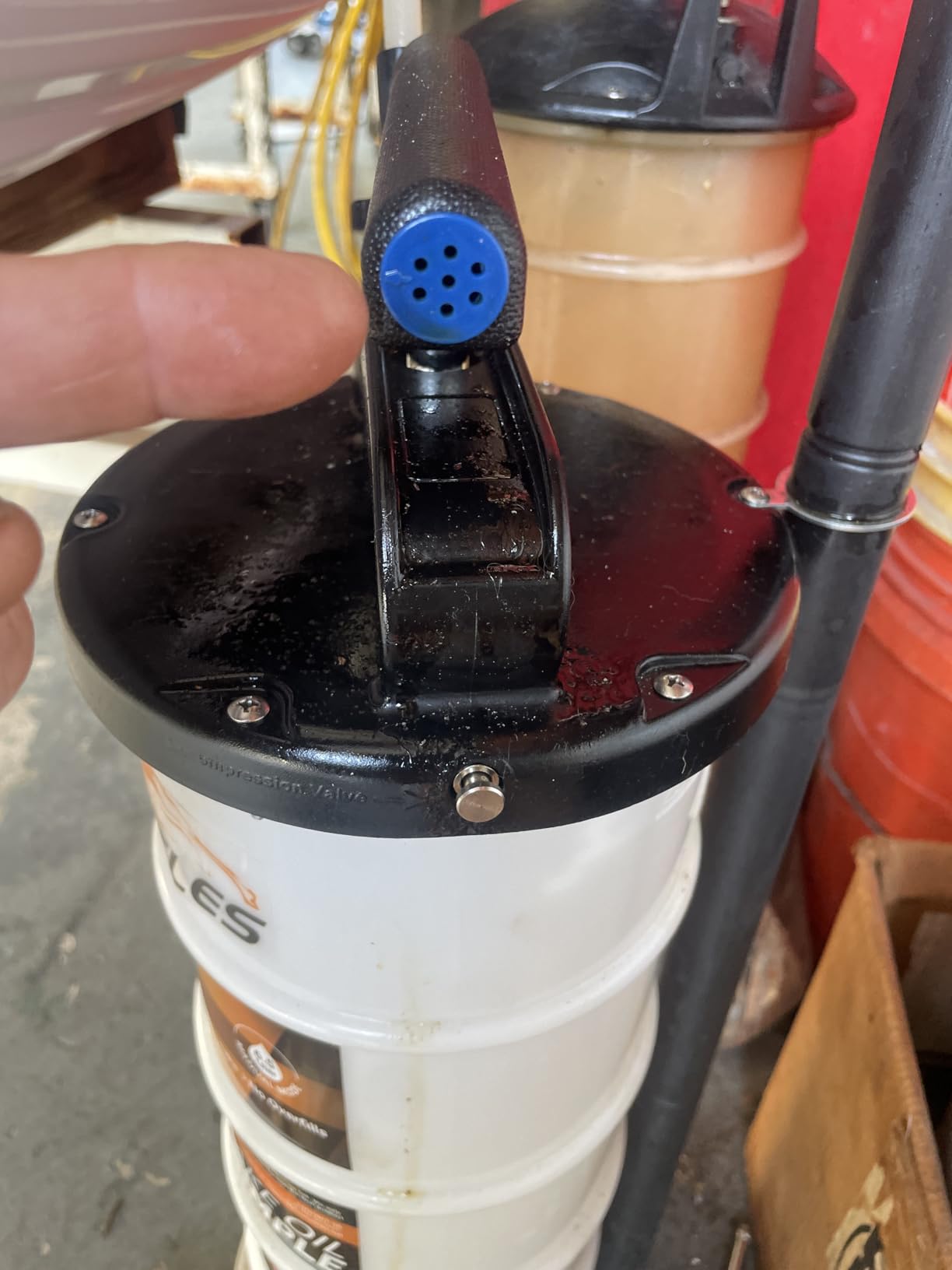 FOUR UNCLES 6.5L Manual Oil Extractor Pump for Engine Oil Changes | 6.5L Capacity, Manual Vacuum Operation, Clean Oil Changes, 3 Suction Tubes, Brake Bleeding Hose customer photo 2
