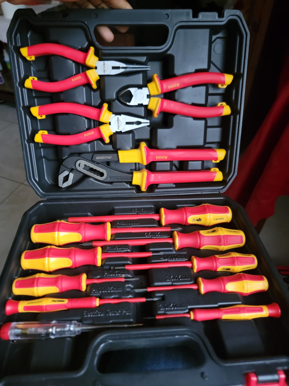 Insulated Screwdriver & Pliers Set: 14-Piece VDE Insulated Set 1000V Insulated Electrician Tool Set with Magnetic Phillips, Slotted Screwdrivers and Insulated Pliers customer photo 1