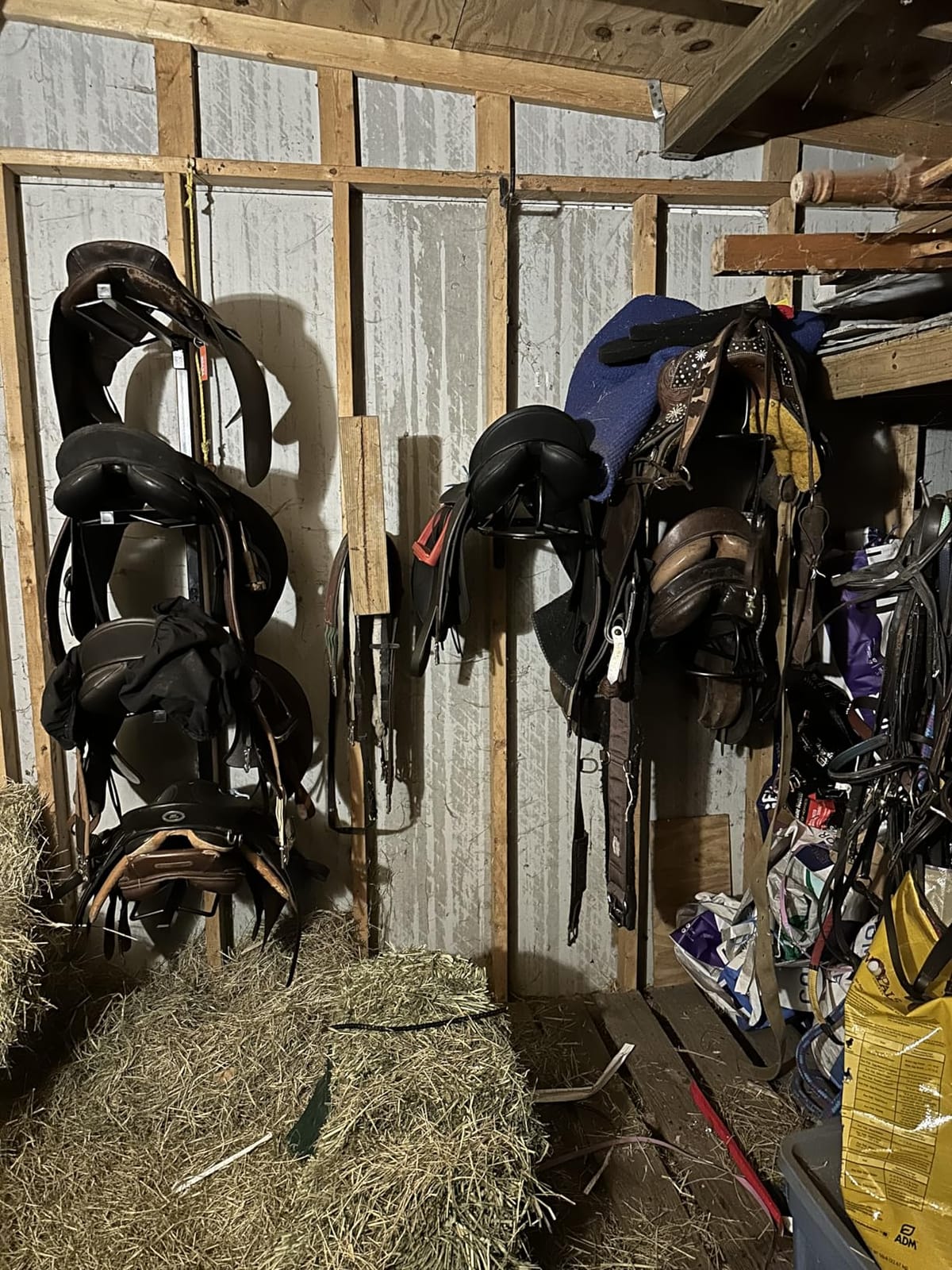 VEVOR Freestanding Saddle Stand, 30 x 30 x 68.5 in, 3 Tiers Saddle Rack, Heavy Duty Saddle Blanket Holder with Removable & Rotating Tiers, English & Western Saddle Rack for Tack Room Organization customer photo 1