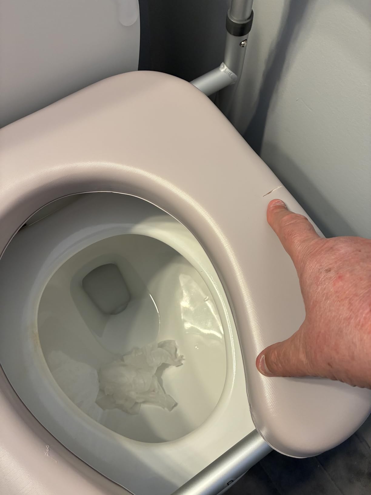 soundfuse Heavy Duty Raised Toilet Seat with Handles for Senior, 400 lbs customer photo 1