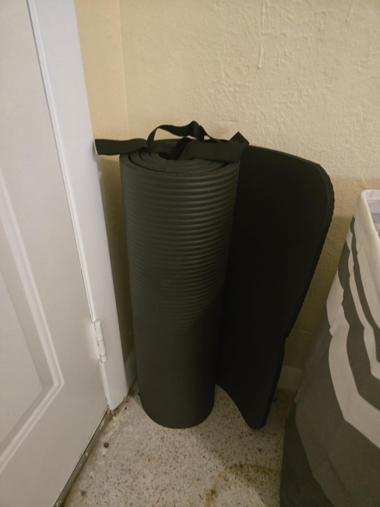 Amazon Basics Extra Thick Exercise Yoga Mat with Carrying Strap customer photo 2