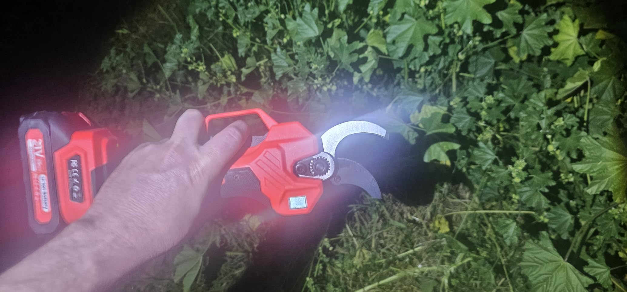 Electric Pruning Shears -1000W Brushless Motor Cutting 2 inch Diameter Professional Gardening Electric Shears,Heavy Duty Branch Pruner,2 * 2000mAh Batteries,2*Sk7 Blades, Perfect for Tree Trimming customer photo 1