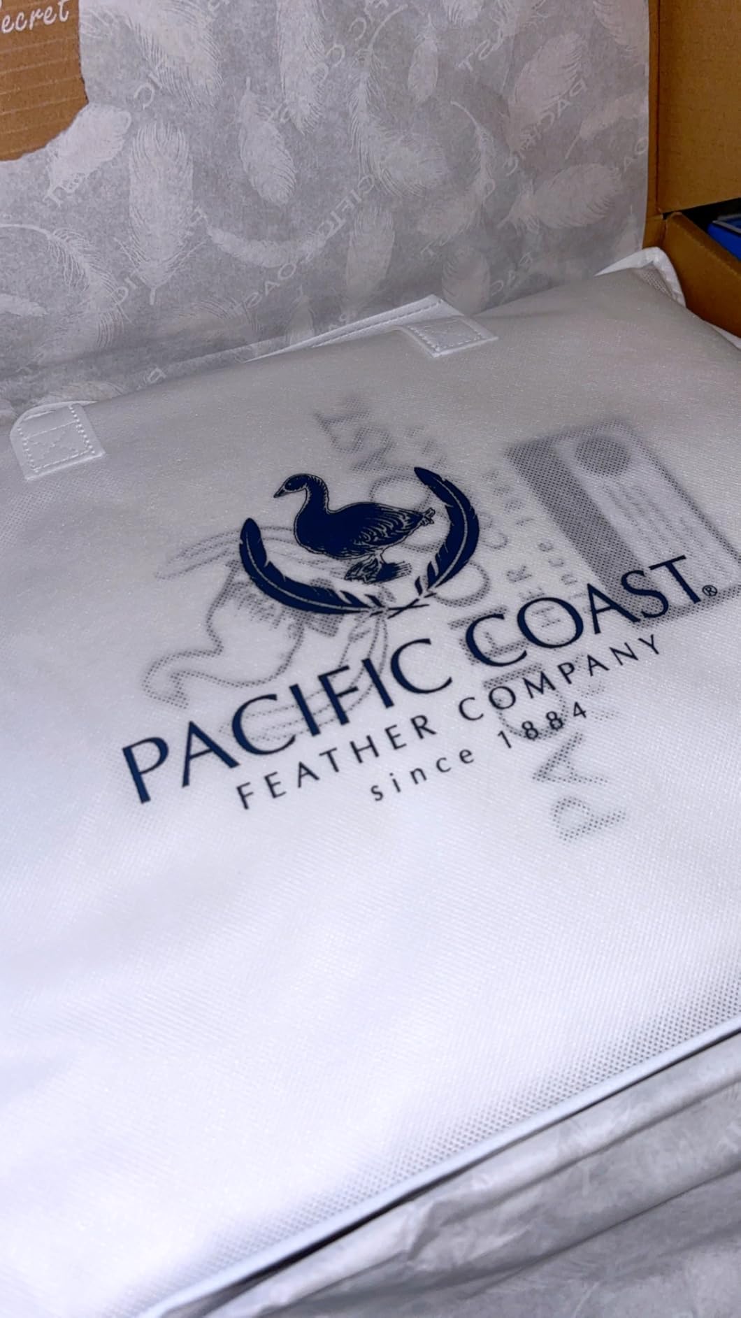 Pacific Coast Goose Feather Down Fiber Comforters Queen Size, Extra Fluffy White Duvet Insert, Ultra-Soft, Breathable, All Season Hotel Luxury Bedding Comforters, 8 Corner & Center Loops (90