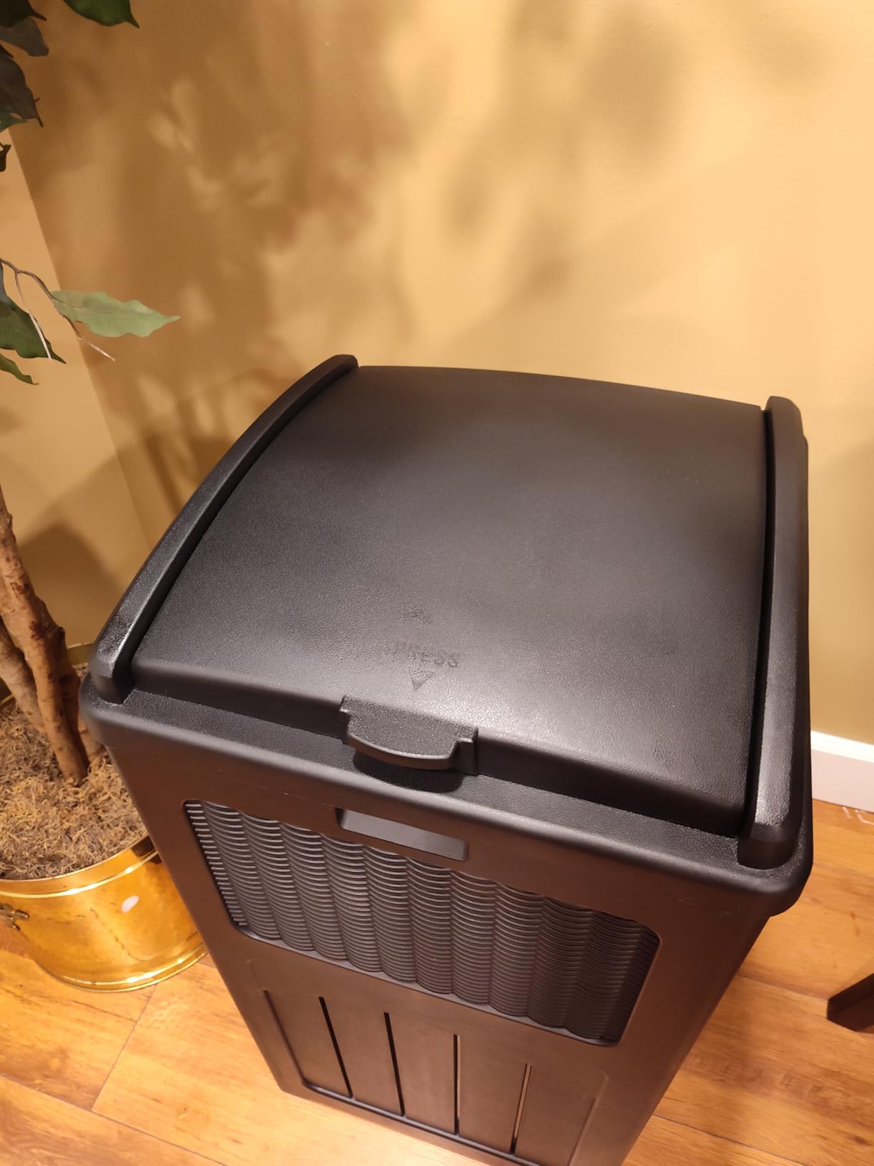 Greesum 33 Gallon Outdoor Trash Can with Lid, Waterproof, Dark Black, Resin Garbage Bin, UV-resistant for Hideaway, Patio, Deck, Light customer photo 1
