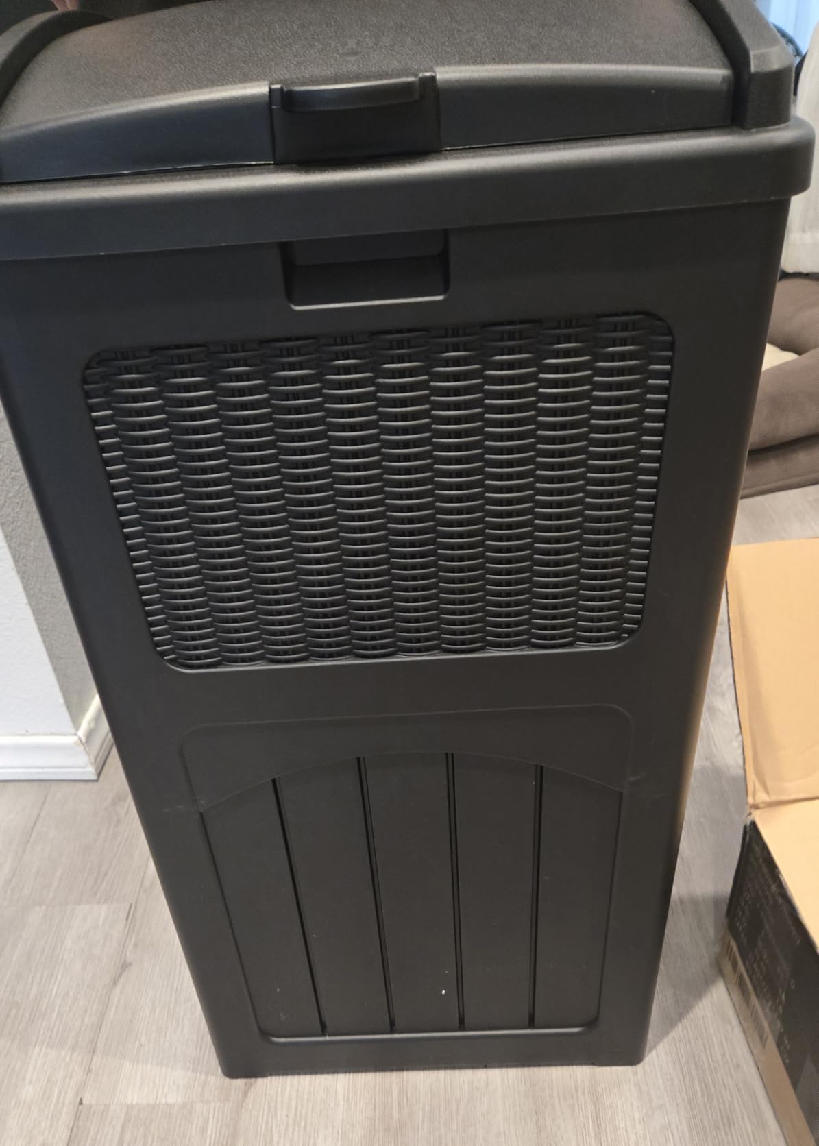 Greesum 33 Gallon Outdoor Trash Can with Lid, Waterproof, Dark Black, Resin Garbage Bin, UV-resistant for Hideaway, Patio, Deck, Light customer photo 2