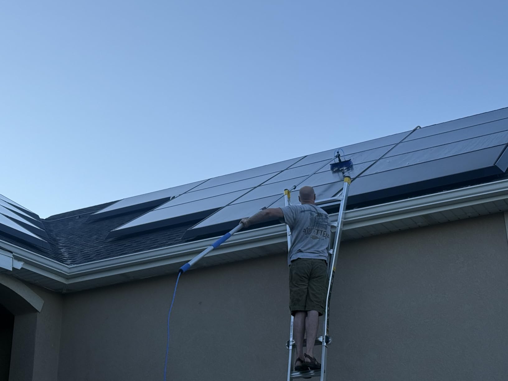 VEVOR Water Fed Pole Kit, 36FT Solar Panel Cleaning Pole with Extendable Handle, 180° Rotatable Brush Head & 65.6FT Hose, Household & Outdoor Window Cleaner Tool for Caravan Solar Panel Deck customer photo 1