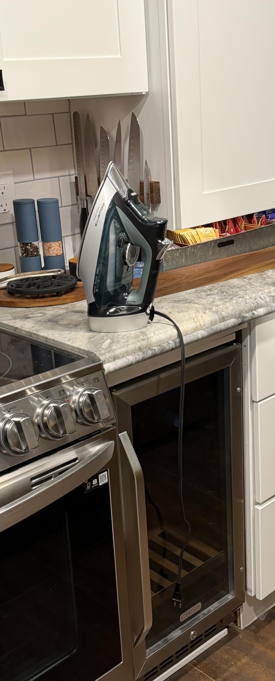 Rowenta Focus Excellence Stainless Steel Soleplate Steam Iron, Retractable Cord, 400+ Microsteam Holes, Powerful Steam, LED Display, 1750 W, DW5432 Green customer photo 1
