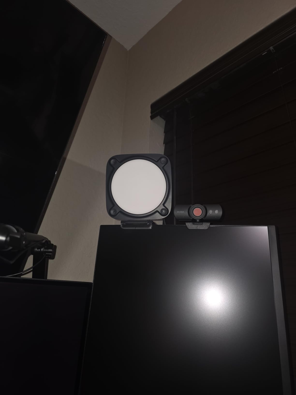 Elgato Key Light Neo Black with Monitor Mount | Adjusts for all skin tones, Up to 1000 lumens with USB power, Edge-lit, glare-free design customer photo 2
