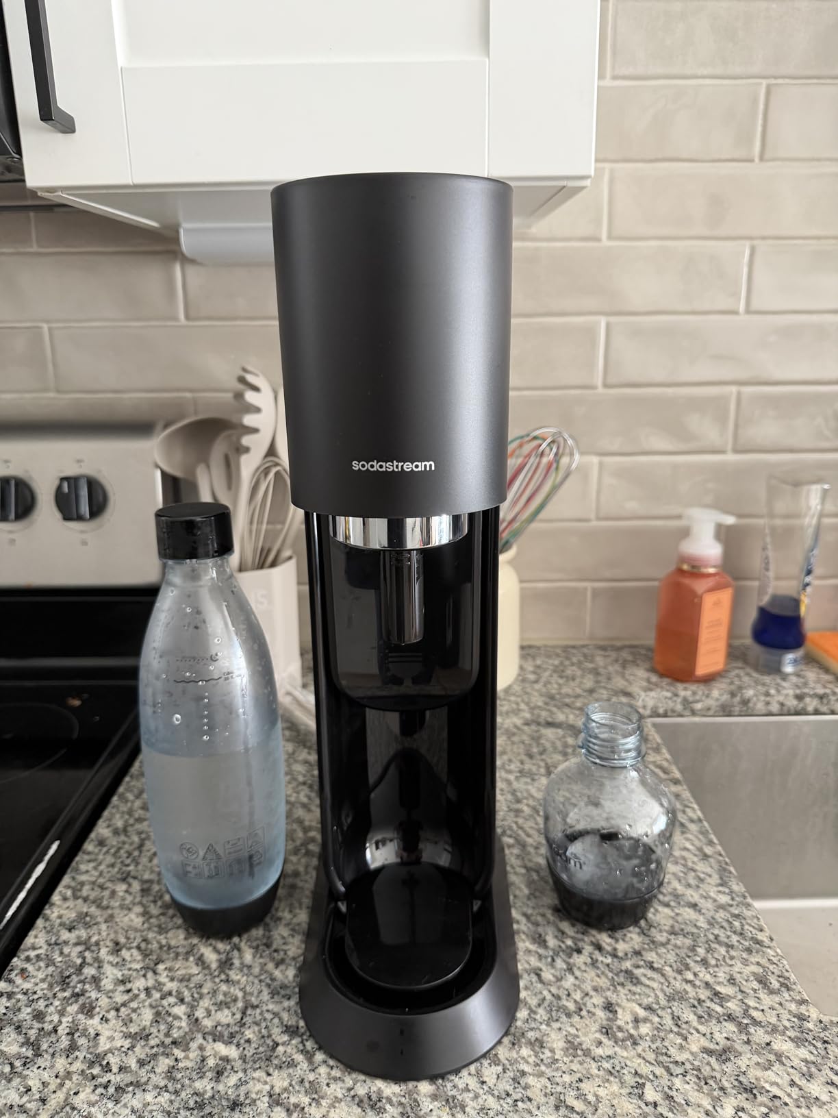 SodaStream MIX™, Sparkling Drink maker & Soda Maker Kit, Carbonates Any Drink, With Dishwasher Safe Carbonating Bottles and 1 CO2 Cylinder/Carbonator, Makes Up To 60L* Drinks, Black customer photo 1