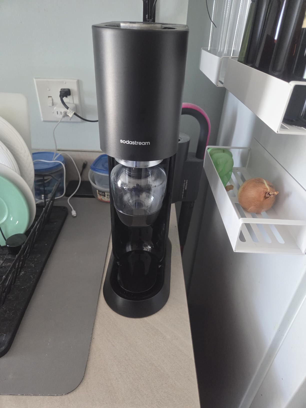 SodaStream MIX™, Sparkling Drink maker & Soda Maker Kit, Carbonates Any Drink, With Dishwasher Safe Carbonating Bottles and 1 CO2 Cylinder/Carbonator, Makes Up To 60L* Drinks, Black customer photo 2