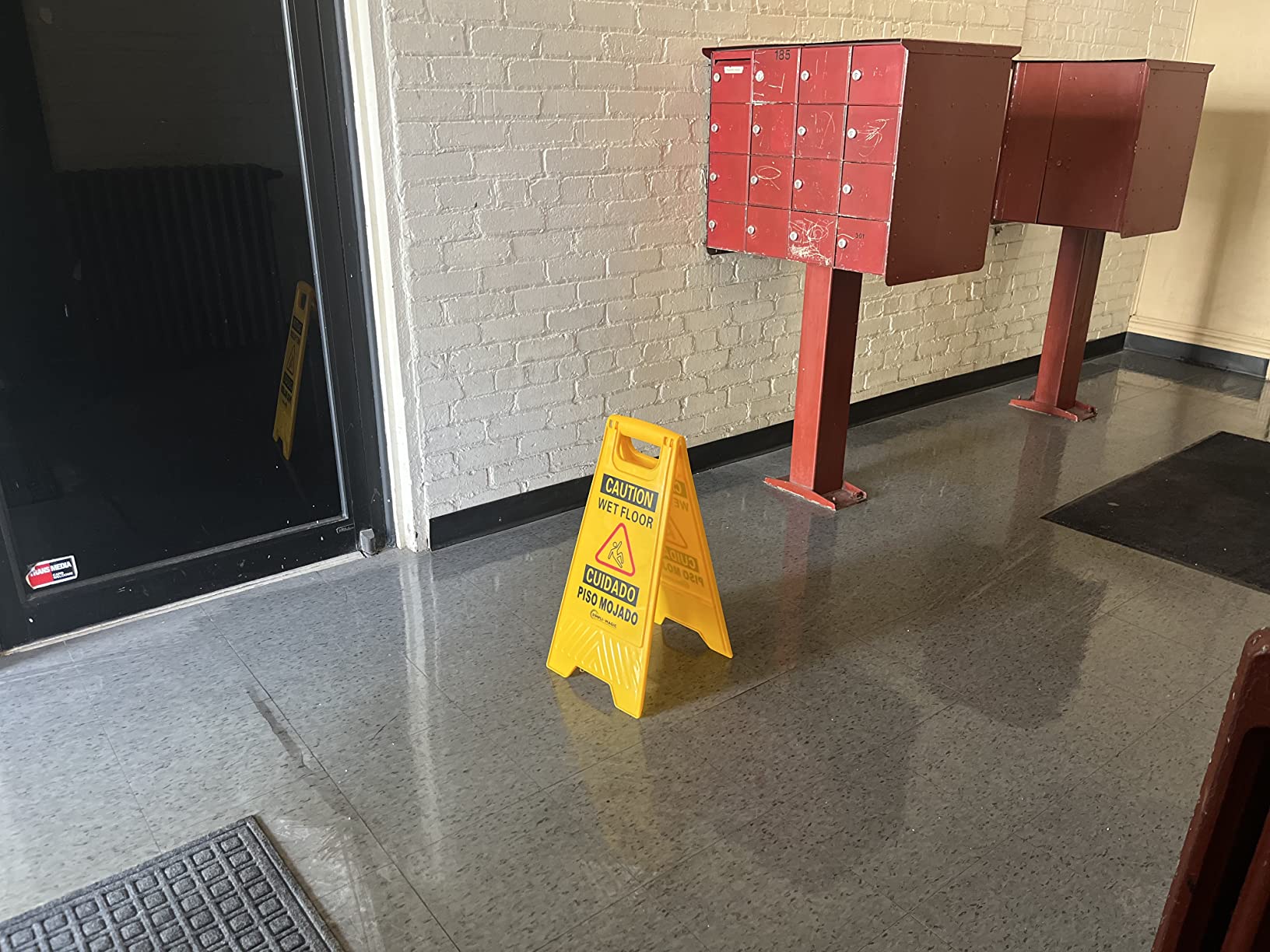 Simpli-Magic Side Press Wringer Combo Commercial Mop Bucket on Wheels, 35 Quart,Yellow, Including Wet Floor Caution Sign and Set, Polyethylene customer photo 2
