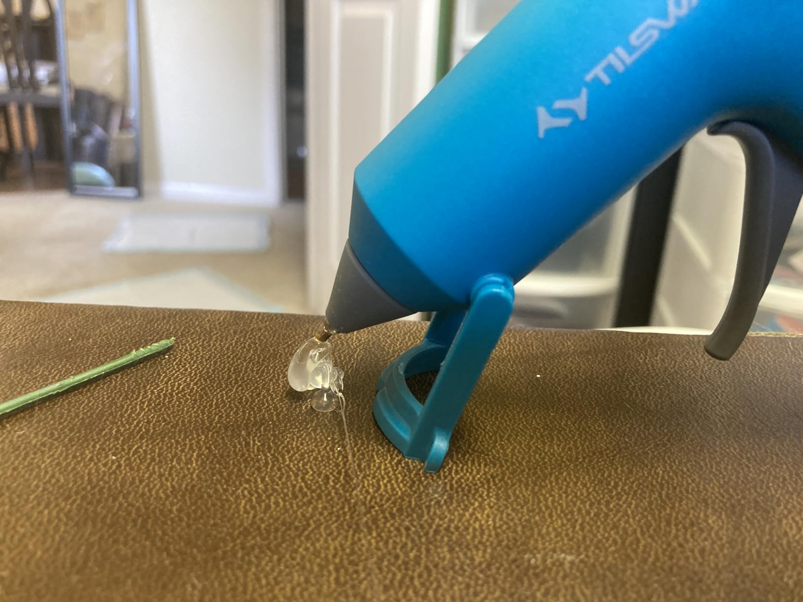 Tilswall Cordless Hot Glue Gun W106s with Rechargeable 2Ah Blue customer photo 1