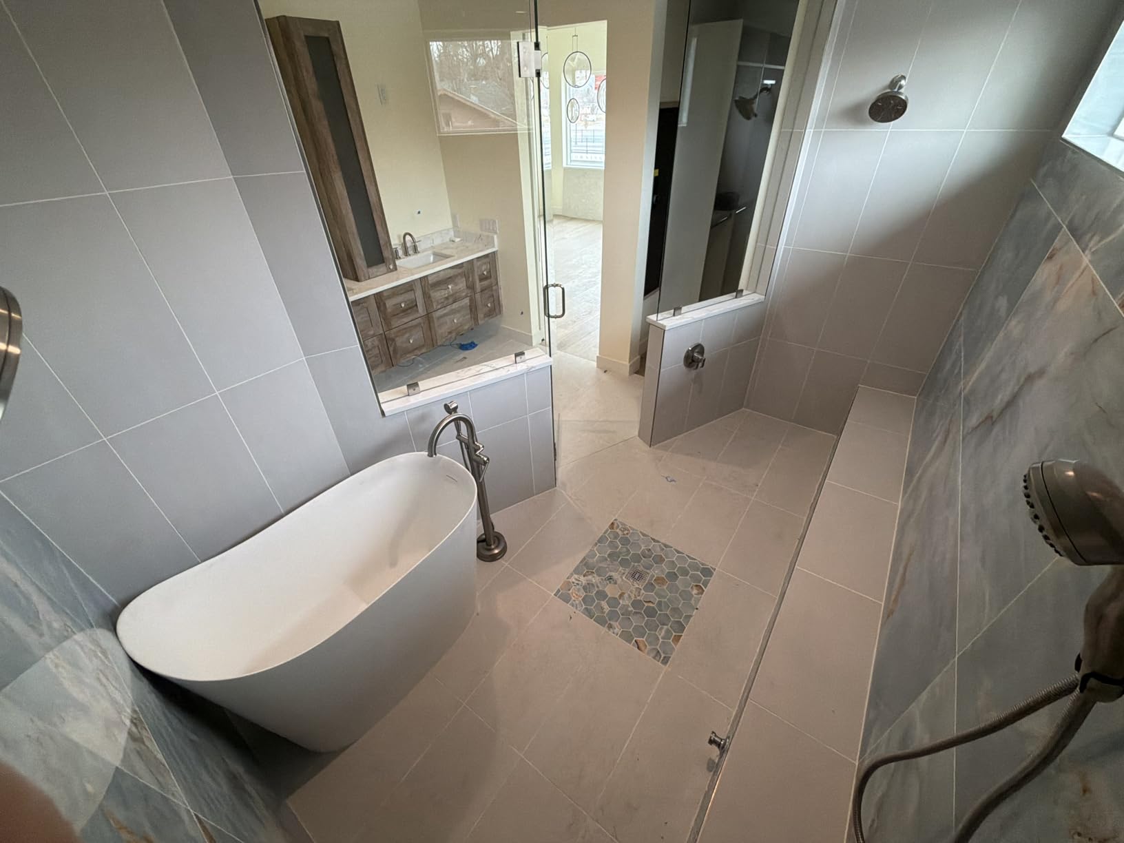 55'' Stone Resin Free Standing Tub, High-Back Bathtub | Solid Surface Freestanding Bathtub, Contemporary Soaking Tub, Stand Alone Tub with Pop-up Drain and Overflow, Matte White customer photo 2