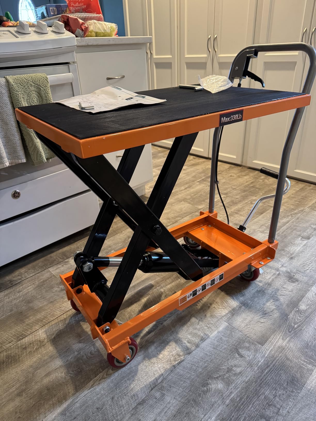 GarveeTech Hydraulic Lift Table Cart, 330 LBS Capacity 28.5 in Lifting Height, Manual Single Scissor Lift Table with Locking Wheels and Non-Slip Pad, Hydraulic Scissor Cart for Material Handling customer photo 2