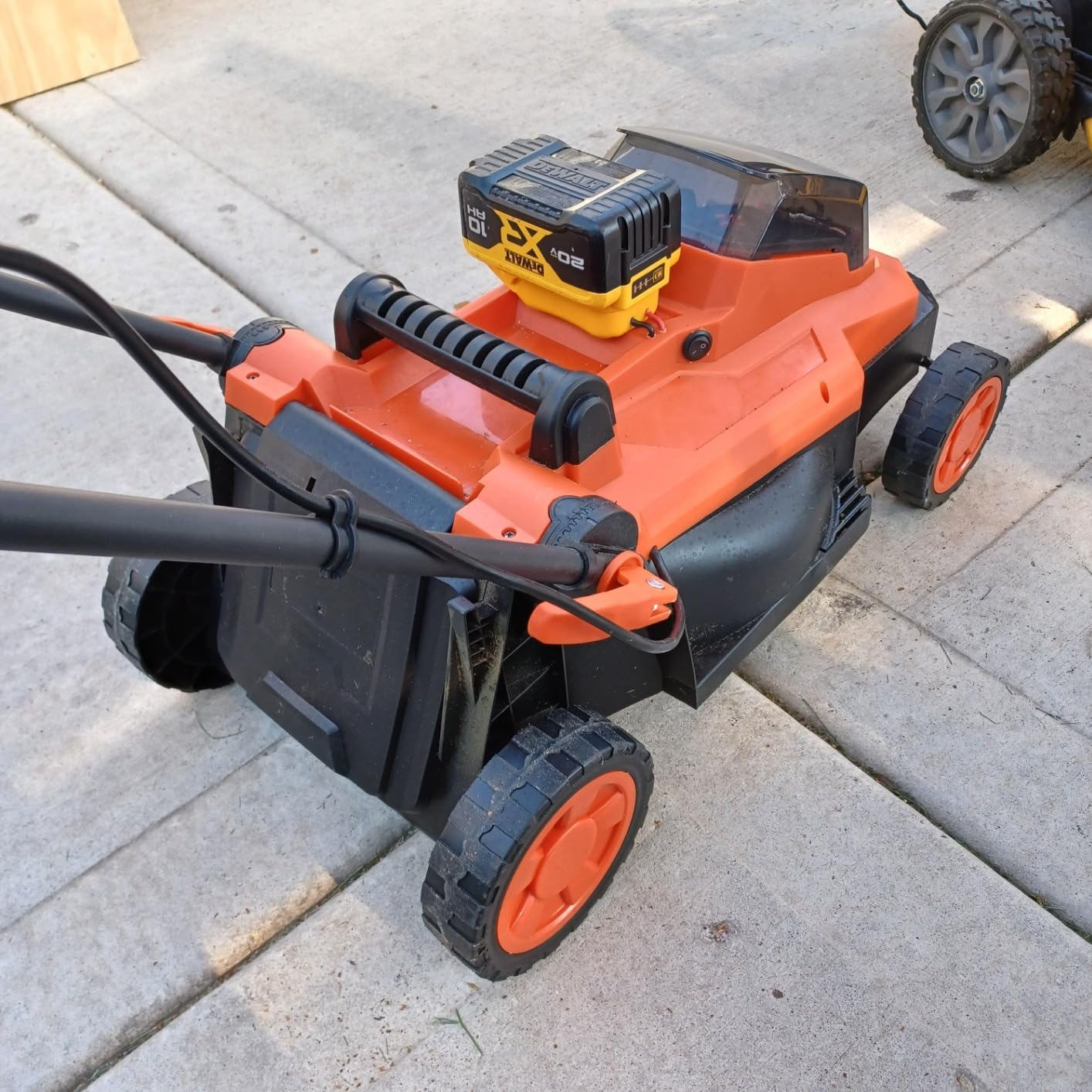 MAXLANDER 21-Inch Push Lawn Sweeper, Manual Yard Leaf Sweeper with Adjustable Height and 3.5 Cu. Ft. Large Hopper, Walk-Behind Grass & Leaf Collector for Lawn, Yard and Garden Debris customer photo 2