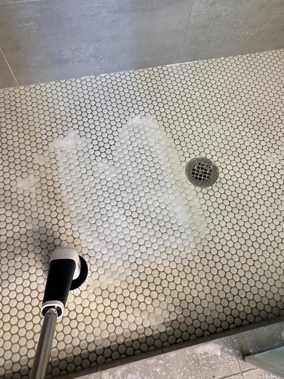 YKYI Electric Spin Scrubber, Cordless Power Cleaning Brush with Long Handle | 8 Brush Heads, 3 Handle Lengths, 2 Speeds, IPX7 Waterproof, 100-Minute Runtime for Tubs, Tile, Floors, Grout, Glass and Cars customer photo 2