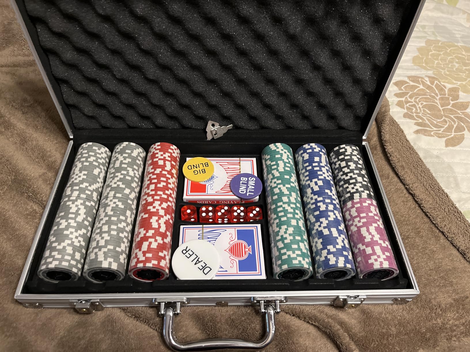 500PCS Chips Professional Poker Chip Set with Aluminum Case, 11.5 Gram Composite Clay Chips, 2 Decks of Cards, 5 Dice & Dealer Button - Perfect for Texas Holden, Blackjack, Casino Night customer photo 1