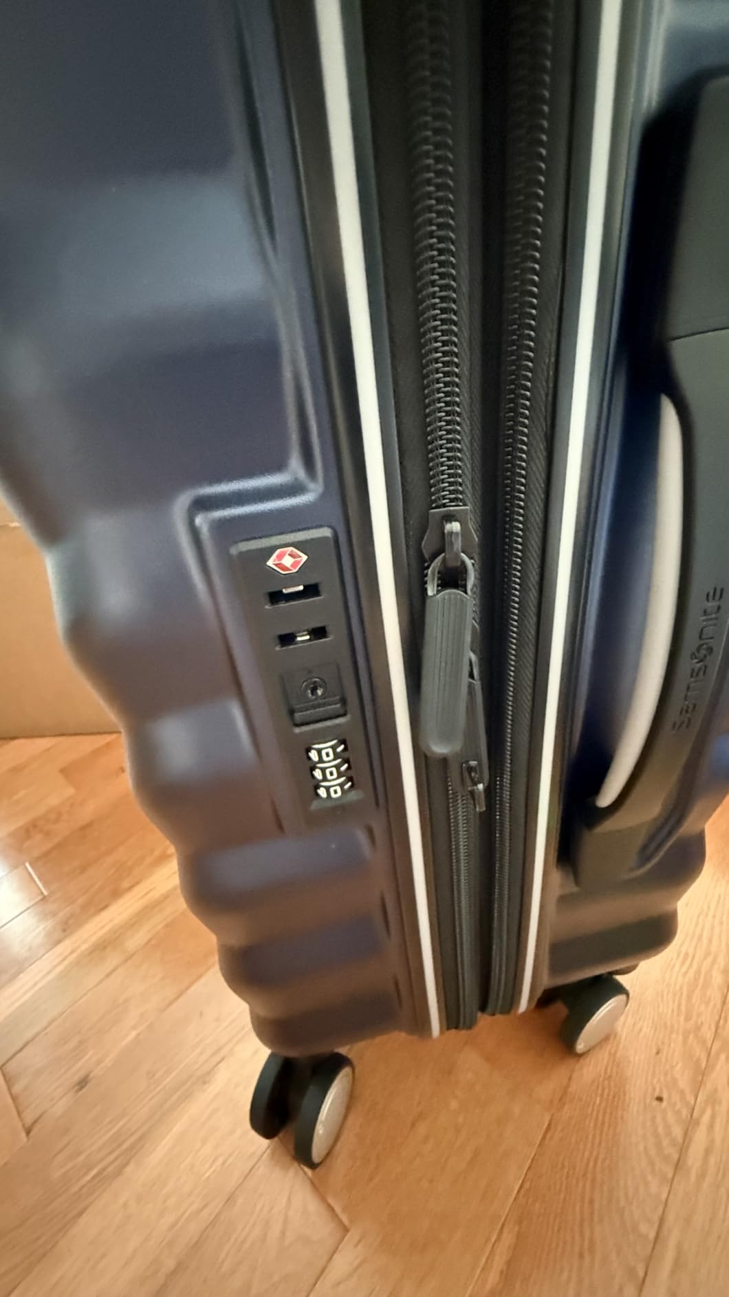 Samsonite Hard-Sided 28-Inch Lightweight Checked Large Expandable Element Suitcase: Durable, 360° Spinner Wheels, Adjustable Telescopic Handle, TSA-Approved Lock - Alpine Black customer photo 1
