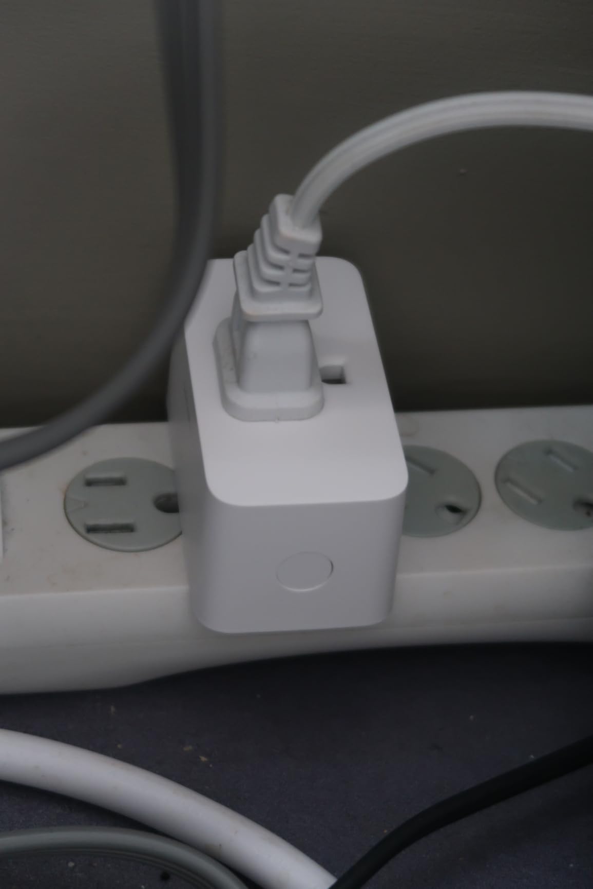Philips Hue Smart Plug, 4-Pack , White customer photo 1