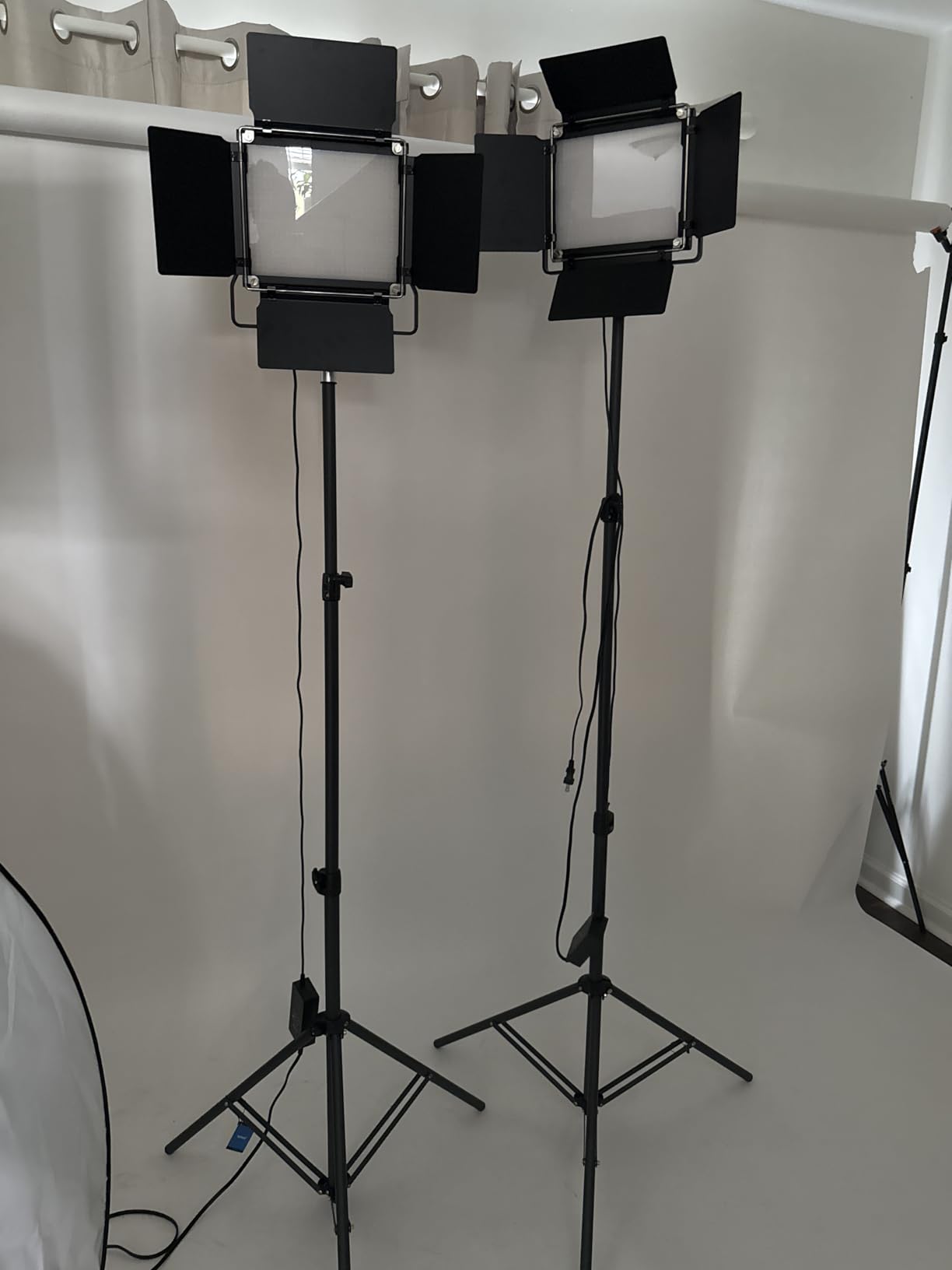 NEEWER 2 Pack Bi Color 660 LED Video Light and Stand Kit, 3200-5600K customer photo 1