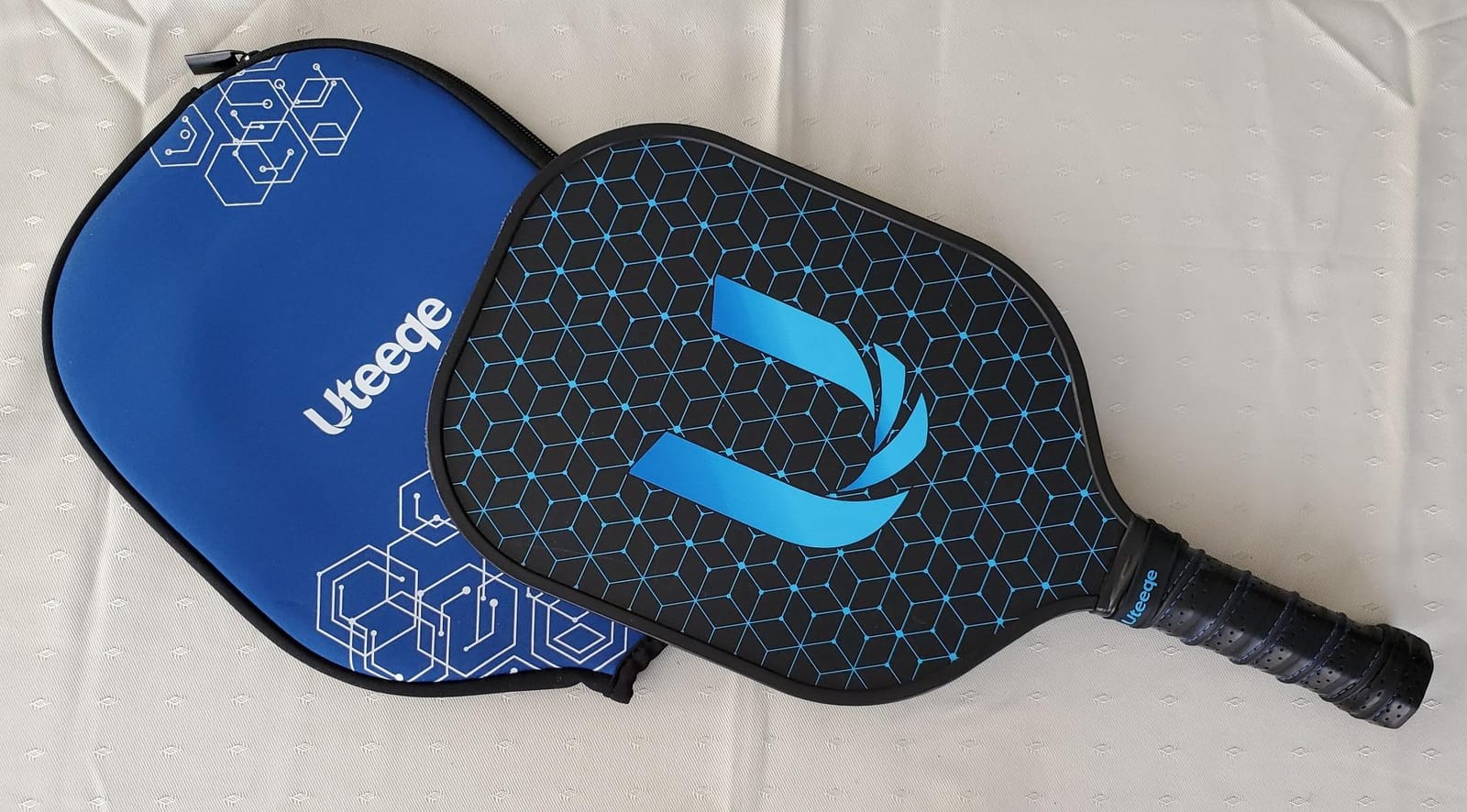 Uteeqe Pickleball Paddle - Graphite Surface with High Grit & Spin, USAPA Approved Pickleball Pickle Ball Raquette Lightweight Polymer Honeycomb Non-Slip Grip customer photo 1
