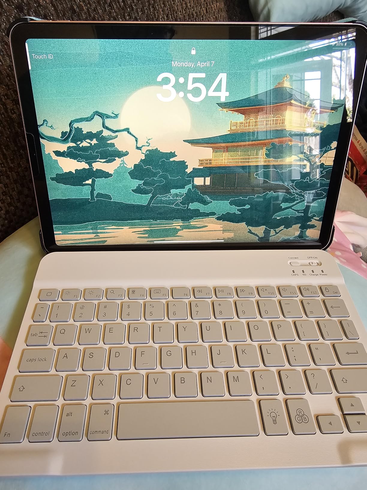 OMOTON 7 Color Backlit & Rechargeable Bluetooth Keyboard for iPad & iPhone customer photo 2