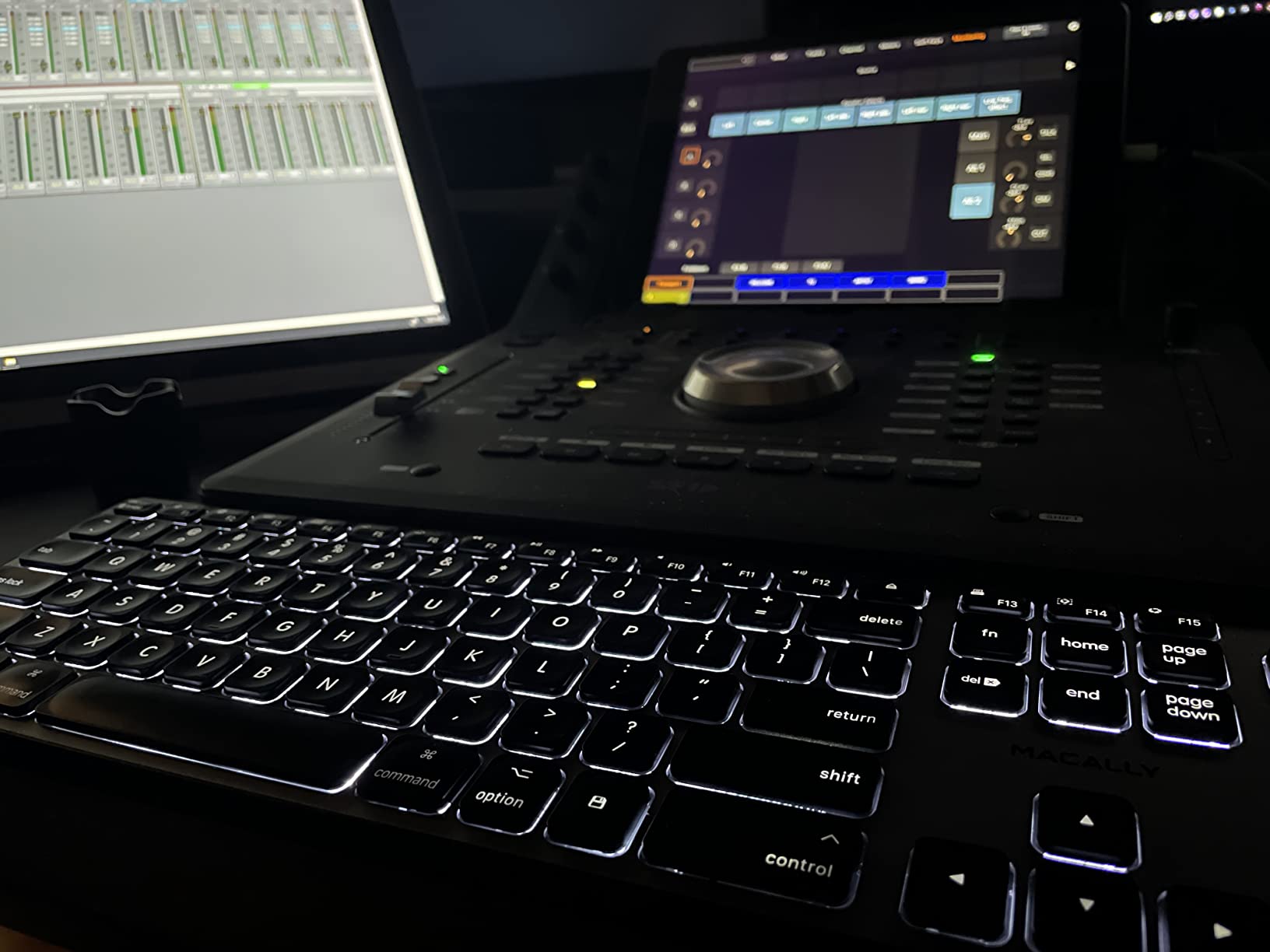 Macally Backlit Mac Keyboard - Quiet, Sleek, and Functional - 3 Brightness Levels, 107 Keys, 5ft USB Wired - Apple Keyboard - Backlit Wired for Mac, iMac, MacBook Pro/Air - Space Gray customer photo 2
