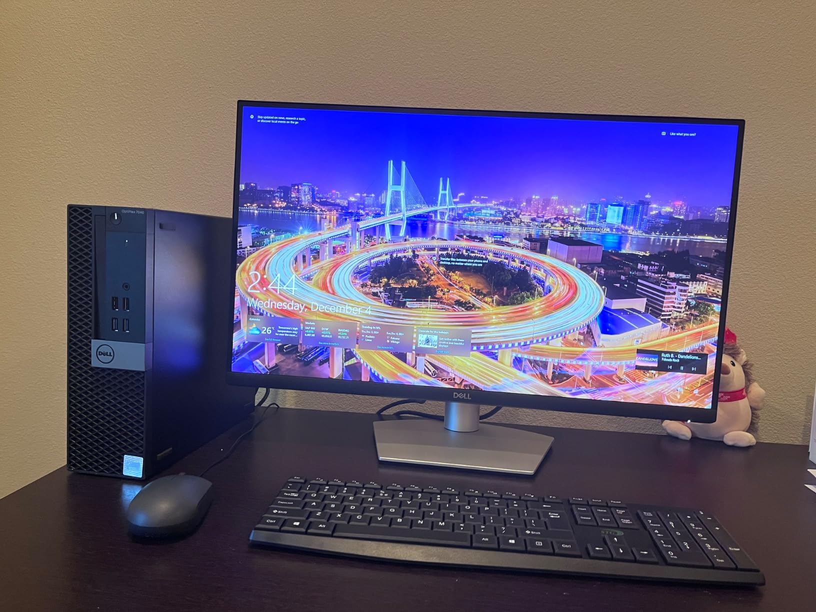 Dell S2722DC Monitor - 27-inch WQHD (2560x1440) 75Hz 4Ms Display, AMD FreeSync, Built in Speaker, USB Type-C Connectivity, Height/Pivot/Swivel/Tilt Adjust - Platinum Silver customer photo 1