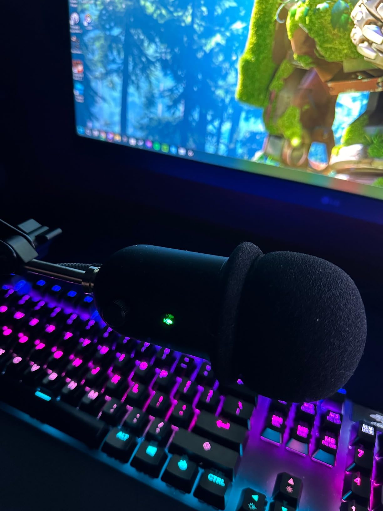 Razer Seiren V2 X USB Condenser Microphone for Streaming and Gaming on PC: Supercardioid Pickup Pattern - Integrated Digital Limiter - Mic Monitoring and Gain Control - Built-in Shock Absorber customer photo 2